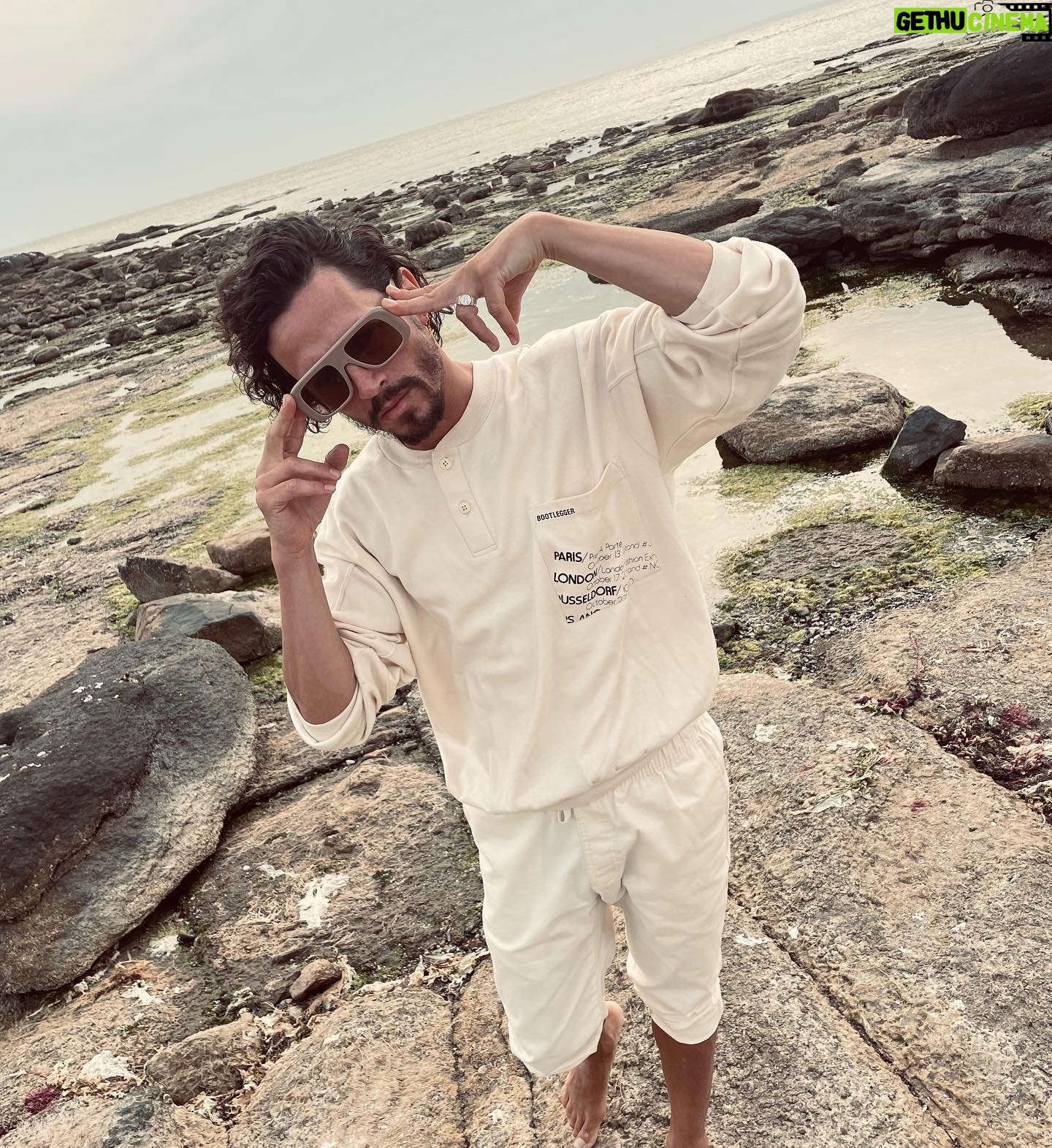 Piru Saez - 7.5K Likes - Domingo con D de Dios mío que bien se siente sacarse las espinas y cambiar la piel para volver a sonreír como torito bailarín incansable, de esos que te puedan regalar alguna para cantar abrazados hasta embriagar de energía. Ahora si, creo ya estoy en mí, listo para salir al ruedo, porque este 2023 es hora de volver a cantar para la gente despierta y darle motivos a quienes duermen para que no se queden viendo la vida pasar.
Algo nuevo (siempre) nos esta esperando para activar.
Abrazo costero! Un beso en la nariz y arriba que este año es de los que quieran amar y poner música.
P.