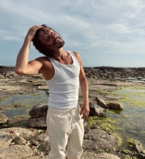Piru Saez Instagram - Domingo con D de Dios mío que bien se siente sacarse las espinas y cambiar la piel para volver a sonreír como torito bailarín incansable, de esos que te puedan regalar alguna para cantar abrazados hasta embriagar de energía. Ahora si, creo ya estoy en mí, listo para salir al ruedo, porque este 2023 es hora de volver a cantar para la gente despierta y darle motivos a quienes duermen para que no se queden viendo la vida pasar. 
Algo nuevo (siempre) nos esta esperando para activar. 
Abrazo costero! Un beso en la nariz y arriba que este año es de los que quieran amar y poner música.
P.
