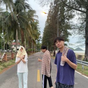 Pisitpon Ekpongpisit Instagram - Mood: ชวนพี่ๆตื่นเช้ามาดูพระอาทิตย์ขึ้น สรุปไม่เจอพระอาทิตย์แต่เจอหมา 🤦🏻‍♂️