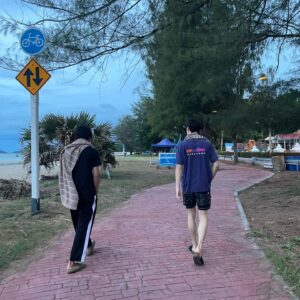 Pisitpon Ekpongpisit Instagram - Mood: ชวนพี่ๆตื่นเช้ามาดูพระอาทิตย์ขึ้น สรุปไม่เจอพระอาทิตย์แต่เจอหมา 🤦🏻‍♂️