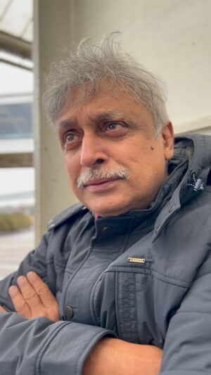 Piyush Mishra Instagram - आजा पंछी अकेला है…Washington DC में गुनगुनाते हुए।

NEXT - Detroit! 🇺🇸 

FEB 02 - DETROIT MI
FEB 03 - CHICAGO IL
FEB 04 - ATLANTA GA
FEB 09 - SEATTLE WA (Sold Out)
FEB 10 - SAN JOSE CA (Filling Fast)
FEB 16 - DALLAS TX
FEB 17 - HARTFORD CT
FEB 18 - NEW JERSEY (Filling Fast)

Tickets on www.ballimaaraan.com 

#PiyushMishra #USAtour #concert #music #aarambh
