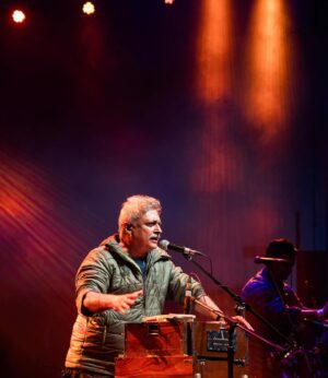 Piyush Mishra Instagram - जैसे बिसलेरी की बोतल पीके बन गए इंगलिस मैन।💦

December 10 - KOLKATA
December 22 - PUNE 
December 23 - MUMBAI 
December 24 - DELHI 
December 29 - GOA 

Tickets on www.ballimaaraan.com
Link in the bio! 

📷: @sohamyevale 

 #PiyushMishra #Ballimaaraan #Concert #Live #Music #CokeStudio