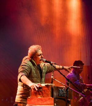 Piyush Mishra Instagram - जैसे बिसलेरी की बोतल पीके बन गए इंगलिस मैन।💦

December 10 - KOLKATA
December 22 - PUNE 
December 23 - MUMBAI 
December 24 - DELHI 
December 29 - GOA 

Tickets on www.ballimaaraan.com
Link in the bio! 

📷: @sohamyevale 

 #PiyushMishra #Ballimaaraan #Concert #Live #Music #CokeStudio
