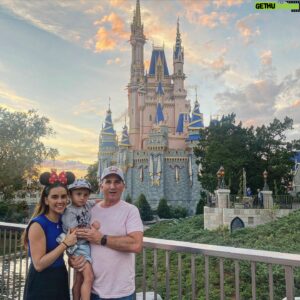Plutarco Haza Instagram - @disneyworld.latino #disneyworld50 @ximenatz
