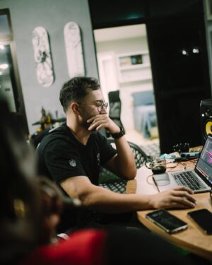Plutonio Instagram - Este projeto foi feito durante a curta temporada que estive entre São Paulo e o Rio de Janeiro, onde tive a oportunidade de estar em estúdio com vários artistas brasileiros… 
O que era suposto ser apenas uma ou duas músicas, acabou por se tornar numa mixtape com 14 participações.
Fico feliz por esta conexão juntar Portugal e Brasil, e espero que isto inspire mais artistas a fazer o mesmo.
Obrigado a todos os produtores, artistas, realizadores, e no geral, a todas as pessoas que ajudaram a tornar esta experiência possível. 

“Ordem & Progresso” já disponível em todas as plataformas. 🇵🇹 🇲🇿 🇧🇷