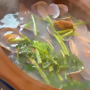 Poh-Shiang Lee Instagram - 韓國的短暫之旅終於告一段落了！
每天都吃不同種類的食物，
走了一堆不同地區的路線，
坐了秘密麻麻的捷運🚇，
東大門，明洞，新沙洞，弘大，江南，
每天一杯不同地區美式咖啡，
回來第一件事，我想去腳底🦶按摩🤣🤣。

當然我還有一個☝️最新的體驗，你們一定沒有很多人體驗過。
就是坐在飛機裡面等了兩個小時，當我睡醒後我以為我回到了台灣了，結果被告知飛機有些許零件壞了，仍然正在維修當中🧰，我還在仁川機場飛機裡面，最後被請下飛機得經驗，不是人人都有的吧🤣😂🙌✌🏻我又再次再次等待兩小半小時，一共五個小時都在仁川機場🤦🏾‍♂️🤦🏾‍♂️🤦🏾‍♂️
 
沒事！言而總之，總而言之，最後「我」安全抵達了，我有回家就好！safe flight 🤣🤣🤣呼好險🤝🤝🤝

#韓國 #旅遊 #美食 #coexmall #辣炒雞 #炸醬麵 #地鐵 #江南 #燒酒 #人森體驗