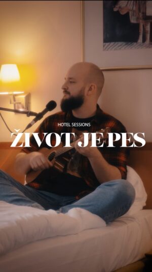 Pokáč Instagram - Život je pes na ukulele v hotelovým pokoji v Ostravě. Titulní song k filmu Gump - Jsme dvojka, pokud jste nebyli, určitě zajděte do kina. Jakej song máme dát na hotelu příště? 🤷‍♂️🎥 @tonyflunkey