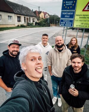 Pokáč Instagram - CREW 🚚🫶 S touhle partou jezdíme tam a zpátky v dodávce a makáme na tom, ať je váš zážitek z koncertu co nejepičtější. Tour manager @manyslp nás k vám doveze a zajistí, že všechno klape jak má 👨‍✈️ mistr zvuku @tydytka má na starosti, že perfektně uslyšíte každý slovo kočky 🔈 merch girl @lucije_rottenborn vám prodá trika, i když je nechcete 👕 fotograf @tonyflunkey rozdává lokty lidem v publiku 📸 a náš social media junior @davijordy.48 s náma jezdí proto, ať si máme z koho dělat srandu 🙃 Jo a ještě nám tu chybí náš druhej táta @mariokolinsky. A já už to pak jenom kazim na pódiu. Tak doražte na koncert, nás to mega baví, snad to bude bavit i vás. 🫡