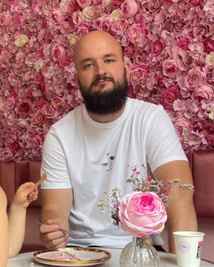 Pokáč Instagram - Díky za přání k svátku, oslavy jsou velkolepý 👍 Jestli mi chcete dát dárek, tak doražte na jeden z mejch sólo koncertů, kterejch teď bude habaděj: čtvrtek Děhylov, pátek Moravský Krumlov, příští týden Frenštát pod Radhoštěm a Český Krumlov 🪕  Předprodej na pokac.cz 🎫 Dík ✌️