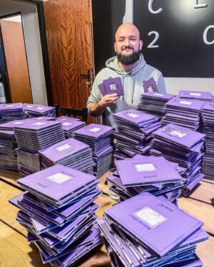 Pokáč Instagram - TOMBOLA O DOMÁCÍ KONCERT ⚠️ Prvních 1000 CDs podepsáno ✍️💿 Do jednoho z rodinnejch alb jsem navíc dal supertajnou fotku, kdo jí najde, tomu přijedu zahrát domu 🎸 Pokud chcete teda, můžu vám tam místo toho třeba uklidit, ale to spíš nechcete 👍 Tak šup nabíhat na shop.pokac.cz, soutěž platí pro všechny objednávky do konce týdne včetně těch, který už byly vytvořený 🛒