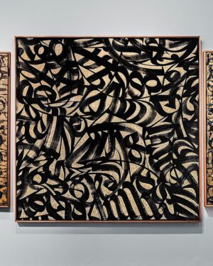 Pokras Lampas Instagram - Сегодня я начинаю рассказывать о своем проекте для Sharjah Calligraphy Biennial 2022 — которая в этом году проходит под темой "Elevation" и является 10-й по счету.

Мой проект — большое исследование современной каллиграфии, в котором представлено 27 работ под общим названием [ General Modern Calligraphy Styles & Scripts Research ], и аббревиатуой GMCSSR.

Подробнее о выставке я расскажу позже, а сейчас хочу представить одну из главных работ этой экспозиции — «Elevation: Traditions & Modern».

Работа написана в уникальной технике. Она создана при помощи эпоксидной чёрной краски. Это краска имеет свойство затвердевать через полтора часа после того, как смешиваются компоненты, и поэтому каллиграфия на двухметровом холсте пишется в очень интенсивной технике письма без права на ошибку, паузы или доработки потом. 

Нужно контролировать кисть, композицию, плотность краски на инструменте. И при этом понимать, что краска с каждой минутой становится всё более неподходящей для каллиграфии, это интересная проверка на мастерство и сосредоточеность.

При этом у работы есть ещё один слой - это очень тонкая выверенная золотая каллиграфия, которая писалась на протяжении недели в мастерской на Бали.

Процесс письма был для меня процессом медитации, поиском новых форм букв, которые вплетаются в пространство между чёрным и белым, между поверхностью самого полотна и каллиграфией, которую я создал в предыдущем этапе.

Не терпится поделиться с вами всей серией — а если вы в Арабских Эмиратах, то Биеннале можно посетить до 8 ноября в Sharjah Art Museum.