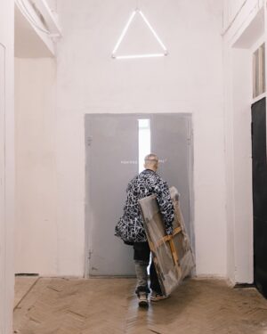 Pokras Lampas Instagram - В последний день лета расскажу о первом проекте лета — как я решил продать гараж в метаверсе.
⠀
Весной, в апреле, со мной связалась команда РБК и предложила сделать арт для обложки летнего журнала. Конечно, мне было интересно сделать не просто работу, а полноценный арт-проект с необычной концепцией, поэтому я решил посмотреть на обложку через призму метамодернизма — и объединить в работе несколько смыслов.
⠀
Продам-гараж-в-метаверсе.рф — существующий домен, ставший частью объявления о продаже на обложке журнала. Стилистика объявления максимально близка к формату бумажной рекламы из нулевых, в которой продаваемый лот отвечает на все вопросы заранее, упрощая коммуникацию с будущим владельцем.
⠀
При этом, текущая геополитическая ситуация подчеркивает актуальность метверса — как средства бега от реальности и при этом возможности творческой реализации любых смелых проектов.
⠀
Сама форма "гаража" отсылает в том числе и к промышленной архитектуре, на основе которой созданы павильоны многих культурных институций, общественных пространств и музеев.
⠀
Подробнее о проекте вы можете узнать, пройдя по домену или отсканировав QR-код с обложки, а до конца дня у каждого есть возможность приобрести цифровой гараж себе в коллекцию — 3D-модель уже загружена на OpenSea и оптимизирована для загрузки в метаверс.
⠀
Вы можете убедиться в этом сами — и даже побегать внутри или вокруг гаража в цифровом пространстве OnCyber, которое поддерживает интеграцию трехмерных NFT-токенов в виде рабочих объектов и 3D-ассетов.
⠀
И самое главное — все средства от продажи будут переданы в благотворительный фонд "Антон тут рядом".
⠀
Все подробности здесь:
Продам-гараж-в-метаверсе.рф
⠀
Давайте делать добро — и погружаться в метаверс вместе!