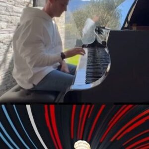 Pol Espargaró Instagram - 🎹 @polespargaro tenía un reto, tocar el himno de #MotoGP con el piano... ¡Y LO HA SUPERADO CON NOTA! 😍

¡Qué crack! 👏👏👏

#SpanishGP #Motorsport #Motor #PolEspargaro #Espargaro #Piano #Sports