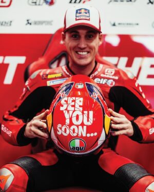 Pol Espargaró Instagram - • Os quiero mucho, lo cierto es que no tengo muchas palabras más que agradecimiento por todos estos años de cariño y apoyo! Mañana empieza una nueva etapa, con las mismas ganas y motivación que el primer día! Nuestra historia aún no ha terminado… ❤️ See you soon…
• Love u all so much, actually, I don’t have so much words to say after all of those years feeling your support and love! Tomorrow new chapter of my life starts and I take it with the same actitud and passion as the first day! But hey.. our history is not over, See you soon… ❤️
Pd. Thank you Mr Pierer, Hubert, Pit, Jens and the whole Pierer Mobility Group, together we will make the MotoGp our playground 🥇🦾