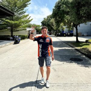 Pol Espargaró Instagram - Back to business, but this time in Orange 🍊🤩
De vuelta al trabajo, esta vez de naranja 🍊🤩
#WinterTest #Sepang #OrangeArmy #ReadyToRace @ktmfactoryracing