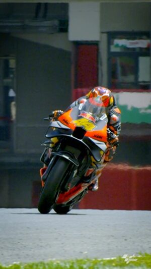 Pol Espargaró Instagram - • Así se llega en la frenada a 366.1km/h en Mugello 🤯
• That’s the way you hit the brakes at 366.1km/h in Mugello 🤯
@ktmfactoryracing @motogp #MotoGp