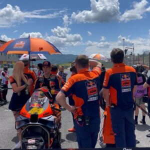 Pol Espargaró Instagram - • Buena carrera disfrutando y obteniendo buena información para la fábrica! Motos listas para el test de mañana! Vamos @ktmfactoryracing 
• Great race having fun while getting good info with the bike, they are ready for tomorrow’s test! Let’s go boys @ktmfactoryracing