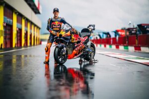 Pol Espargaró Instagram - • Es una pasada volver a pilotar en Mugello.. y rápidooo 𝟑𝟔𝟔.𝟏𝐤𝐦/𝐡 😵‍💫 primera vez también compitiendo con el equipo de Test! Buen trabajo! @ktmfactoryracing 
• It’s sooo nice to be back at Mugello.. and faaaast 𝟑𝟔𝟔.𝟏𝐤𝐦/𝐡 😵‍💫 and first time on track with the test team squad! Good job! @ktmfactoryracing 
#MotoGp