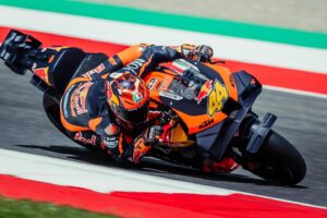 Pol Espargaró Instagram - • Es una pasada volver a pilotar en Mugello.. y rápidooo 𝟑𝟔𝟔.𝟏𝐤𝐦/𝐡 😵‍💫 primera vez también compitiendo con el equipo de Test! Buen trabajo! @ktmfactoryracing 
• It’s sooo nice to be back at Mugello.. and faaaast 𝟑𝟔𝟔.𝟏𝐤𝐦/𝐡 😵‍💫 and first time on track with the test team squad! Good job! @ktmfactoryracing 
#MotoGp