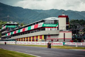 Pol Espargaró Instagram - • Es una pasada volver a pilotar en Mugello.. y rápidooo 𝟑𝟔𝟔.𝟏𝐤𝐦/𝐡 😵‍💫 primera vez también compitiendo con el equipo de Test! Buen trabajo! @ktmfactoryracing 
• It’s sooo nice to be back at Mugello.. and faaaast 𝟑𝟔𝟔.𝟏𝐤𝐦/𝐡 😵‍💫 and first time on track with the test team squad! Good job! @ktmfactoryracing 
#MotoGp