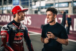Pol Espargaró Instagram - • Hoy es el día, fuegos artificiales preparados para brillar en la noche de Qatar! Vamos @motogp ! Nos vemos en un rato en @dazn_es 
• Today is the day, fireworks ready to shine at Qatar night let’s go @motogp 🎆
#MotoGp #Qatar #Doha
📸 @polarityphoto 🔝