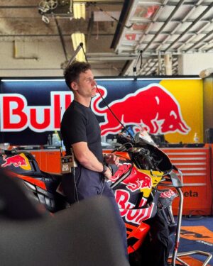 Pol Espargaró Instagram - • Este ha sido un Gp intenso, del Test de Jerez a USA para cubrir el Gp del circuito de las Americas! Un poco de Jet Lag, pero disfrutando mucho con el equipazo de @dazn_es y por supuesto las carreras de MotoGp! Nos vemos en Jerez 💃🏻!!
• This one was intense, from Jerez test to USA on the circuit of the Americas Gp! A bit of jet lag but always having fun with my super @dazn_es team! And for sure the MotoGp action 🤩 see you all in Jerez 💃🏻
#MotoGp #Dazn 
@izaskunruizgp @borjagonzalezg @cristinabodelon @amandagala_