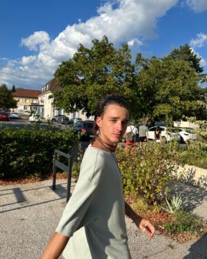Pol Granch Instagram - paseando trankilito 💚🦖🍀🐸🌿♻️