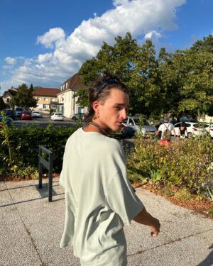 Pol Granch Instagram - paseando trankilito 💚🦖🍀🐸🌿♻️
