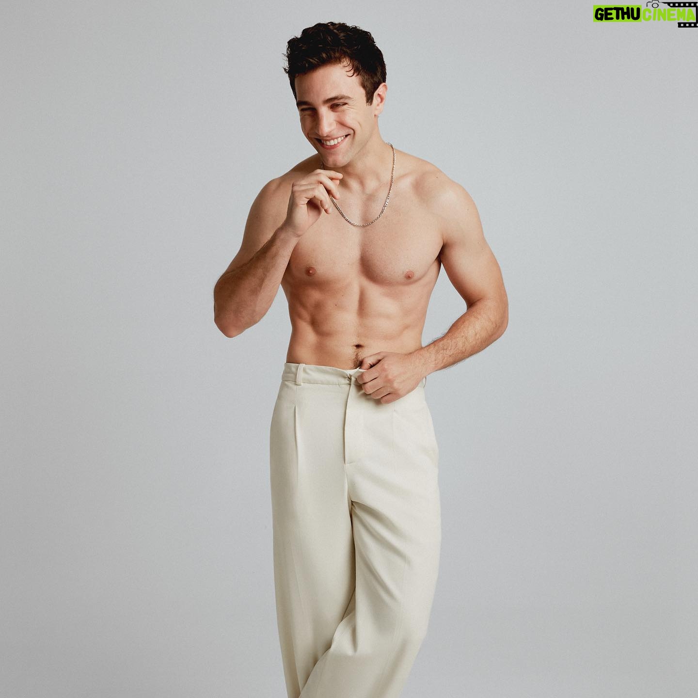 Pol Monen - 3.2K Likes - Un hombre bello, por dentro y por fuera. Así es @polmonen: un actor al que 'desnudamos' en cuerpo y alma. Charlamos con el actor sobre la importancia de cuidar cuerpo y mente antes de los 30 años, sobre aquello que le hace sentir bien y sobre sus nuevos proyectos profesionales, que son muchos. #linkinbio
Fotografía: @juanjomarbai
Texto: @juanjomadrigal
Estilismo: @jesuscicero