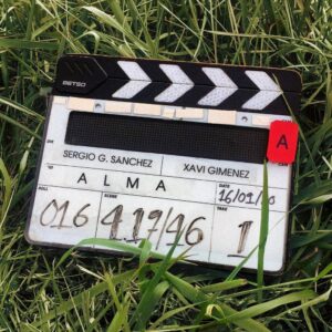 Pol Monen Instagram - Llevo meses guardando el secreto, tenía muchas ganas de compartir esto con vosotros. Alma es un proyecto muy especial y estoy muy orgulloso de formar parte de esta serie. Estoy entusiasmado con el guión, me encanta mi personaje y llevaba mucho tiempo queriendo trabajar con @sergiogsanchez y con el resto del equipo 🙌
 
De qué va? 

Tras sobrevivir a un accidente de autobús en el que mueren casi todos sus compañeros, Alma se despierta en un hospital sin recordar nada del incidente… ni de su pasado. Su casa está repleta de recuerdos que no son suyos y tanto la amnesia como el trauma hacen que experimente terrores nocturnos y sufra unas visiones que no consigue desentrañar. Con la ayuda de sus padres y amigos, desconocidos para ella, intentará descubrir el misterio que rodea al accidente a la vez que lucha por recuperar su vida y su identidad.

Pronto en @netflixes 😄
Os cuento más en stories.