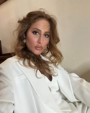 Polen Emre Instagram - Seçim günü kombinim🤓🤍Bebekkkk @s1mgekn nefis beyaz takım için çok merciii @lovisa.coo 🫂♥️ Ve bizi Sapanca’da güzel evinde kusursuzca ağırlayan Yeşim hanım iyi ki tanıştık, çok teşekkür ederiz her şey için🥹♥️ @sapancavillasen  #reklam değil #öneri