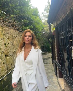 Polen Emre Instagram - Seçim günü kombinim🤓🤍Bebekkkk @s1mgekn nefis beyaz takım için çok merciii @lovisa.coo 🫂♥️ Ve bizi Sapanca’da güzel evinde kusursuzca ağırlayan Yeşim hanım iyi ki tanıştık, çok teşekkür ederiz her şey için🥹♥️ @sapancavillasen  #reklam değil #öneri