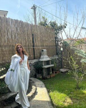 Polen Emre Instagram - Seçim günü kombinim🤓🤍Bebekkkk @s1mgekn nefis beyaz takım için çok merciii @lovisa.coo 🫂♥️ Ve bizi Sapanca’da güzel evinde kusursuzca ağırlayan Yeşim hanım iyi ki tanıştık, çok teşekkür ederiz her şey için🥹♥️ @sapancavillasen  #reklam değil #öneri