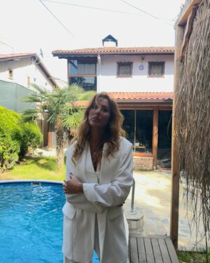Polen Emre Instagram - Seçim günü kombinim🤓🤍Bebekkkk @s1mgekn nefis beyaz takım için çok merciii @lovisa.coo 🫂♥️ Ve bizi Sapanca’da güzel evinde kusursuzca ağırlayan Yeşim hanım iyi ki tanıştık, çok teşekkür ederiz her şey için🥹♥️ @sapancavillasen  #reklam değil #öneri