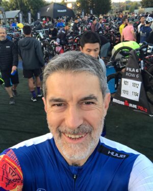 Polo Ramírez Instagram - En el parque cerrado a minutos de partir el Subaru Ironman 70.3 Pucón 2023. Esperando a mis compañeros de relevo del team Pléyades @subaruchile @margarita_masias @sebalassalle_tri ¡Dispuestos a ponerle el corazón!