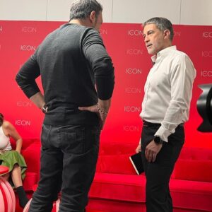 Polo Ramírez Instagram - Escenas de la interesantísima entrevista que tuvimos hoy con Antonio Banderas. Hablamos de sus películas, sus personajes, su mirada de Hollywood, la censura y la cancelación, su pasión por la vida y, por supuesto, sus perfumes. Muy pronto en @teletrece #BANDERASperfumes
#THEICONWoman
#BANDERASMETAVERSE
@antoniobanderas
@stefroitman
@agathaamoreiraa
@millarayviera