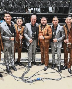 Poncho Lizarraga Instagram - Muchas gracias a toda la gente que asistió ayer al evento “Las bandas más grandes del mundo” en el San José Convention Center en San José. CA. @elrecodooficial