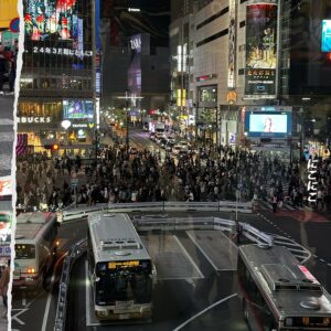 Poncho Lizarraga Instagram - Un día más por Asia, Japón no deja de sorprendernos 🇯🇵✨ conocimos lugares importantes de Tokio, y tuvimos el honor de estar en la embajada de México y por último fuimos al mítico cruce de Shibuya 🚗🚙🏎️🚓 #RecodoEnJapon #RetoTokio