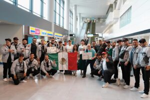 Poncho Lizarraga Instagram - Estamos de nueva cuenta en Japón 🇯🇵 contentos de traer la música Mexicana a un lugar tan lejano 🎌 y con muchísimas ganas de poner el nombre de México muy en alto 🇲🇽
#RecodoEnJapon #RetoTokio