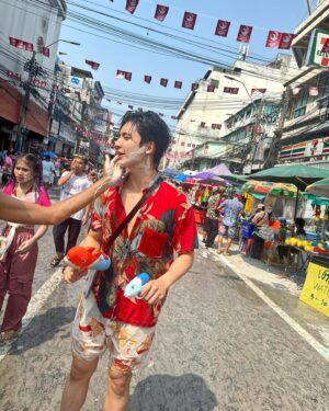 Ponlawit Ketprapakorn Instagram - เล่นน้ำอยู่ดีๆ โดนตบซะงั้น 😳💦