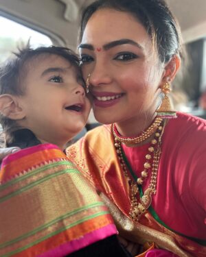 Pooja Banerjee Instagram - येवो समृद्धी अंगणी,
वाढो आनंद जीवनी,
तुम्हासाठी या शुभेच्छा,
नववर्षाच्या या शुभदिनी…
गुढीपाडव्याच्या शुभेच्छा !  Swipe till end to see @sanassejwaal not pose this time for camera. #PoojaBanerjii #SanaSSejwaal #GudiPadwa #NewYear #newbeginnings❤️ 🧿