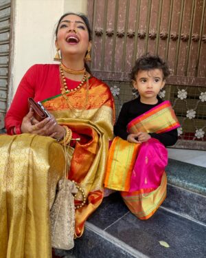 Pooja Banerjee Instagram - येवो समृद्धी अंगणी,
वाढो आनंद जीवनी,
तुम्हासाठी या शुभेच्छा,
नववर्षाच्या या शुभदिनी…
गुढीपाडव्याच्या शुभेच्छा !  Swipe till end to see @sanassejwaal not pose this time for camera. #PoojaBanerjii #SanaSSejwaal #GudiPadwa #NewYear #newbeginnings❤️ 🧿