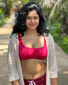 Actress Poonam Bajwa HD Instagram Photos and Wallpapers June 2024