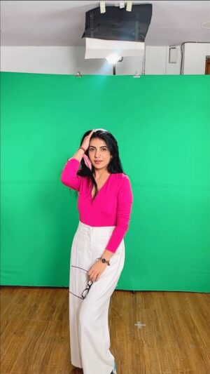 Poorti Arya Instagram - यह जिंदगी है ,
उल्झेगी नहीं तो सुलझेगी कैसे , 
और बिखरेगी नहीं तो निखरेगी कैसे ?! 🩷🎀
STYLIST👗 : @appy__77 ❤️❤️