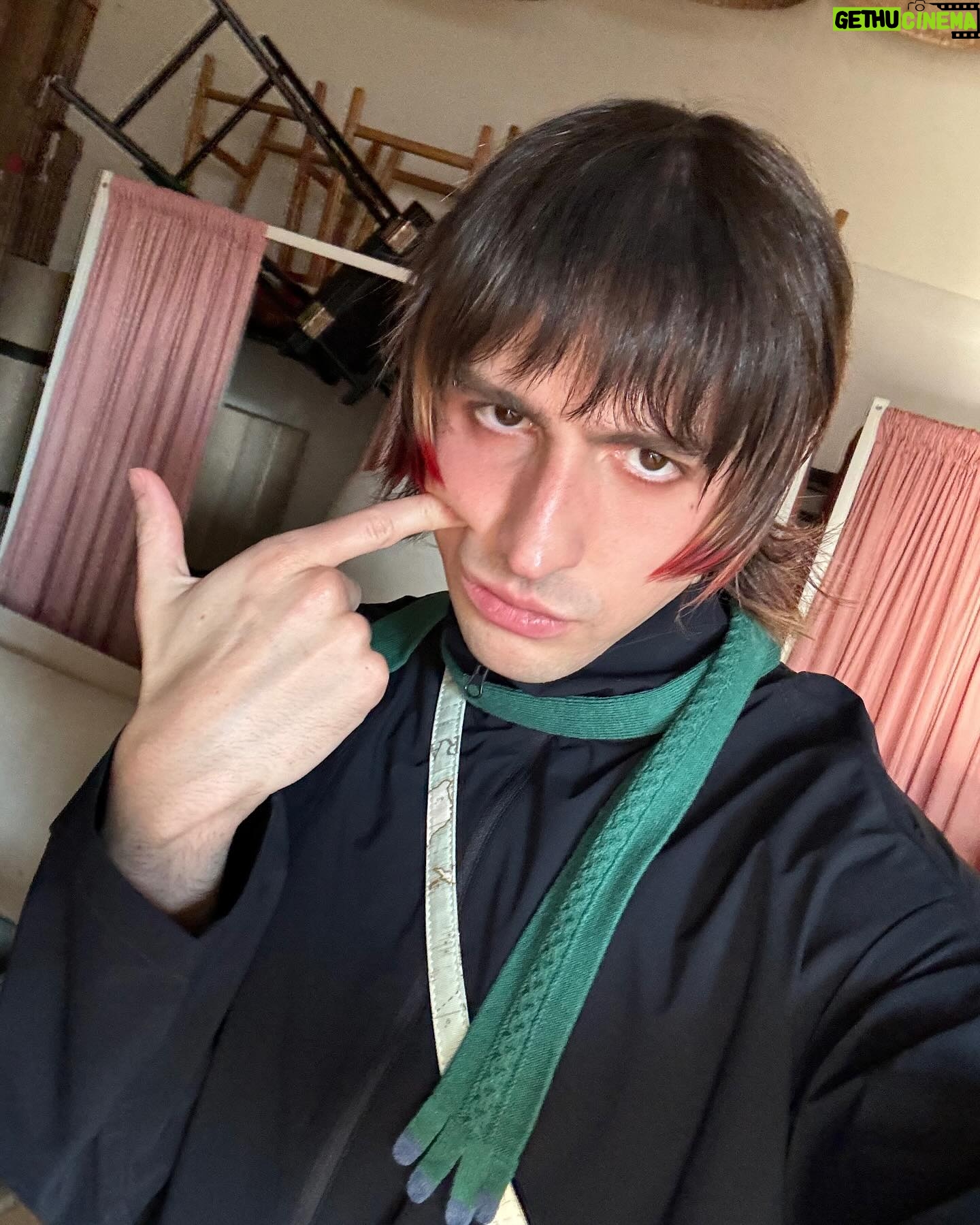 Porter Robinson - 27.9K Likes - ARENT YOU TIRED OF BLENDING INTO THE BACKGROUND ?