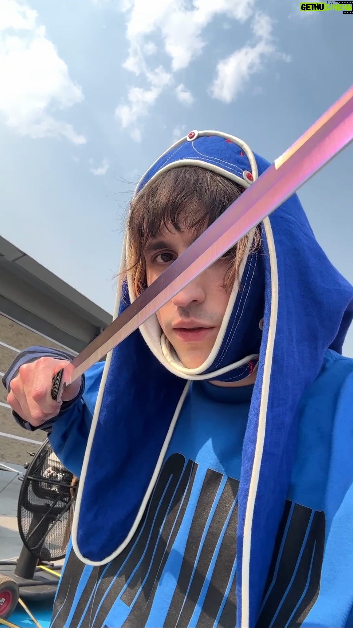 Porter Robinson - 31.9K Likes - “KNOCK YOURSELF OUT XD” 4/24