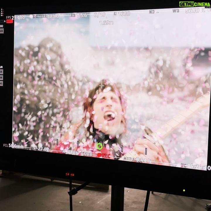 Porter Robinson - 49.1K Likes - 🍎🍏