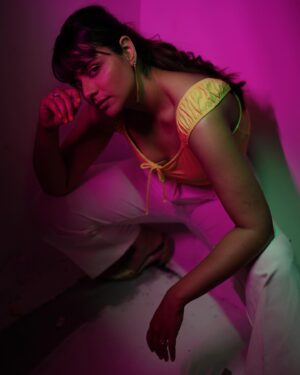 Prachi Tehlan Instagram - Jump into my pool of raw pictures clicked by the sweetest @jiksonphotography ! Well.. he is the one who did my first ever shoot in Kochi ❣️

Enjoy the bangs 🥳