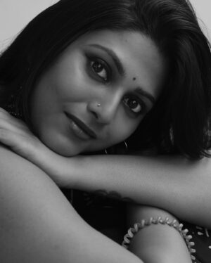 Praneeta Patnaik Instagram - మిల మిల మెరిసిన తార
మిన్నులు విడిన సితార…
.
.
@alcheeemist did such an amazing job by just being in his element and letting me be in mine, I never thought we could make something so amazing with the natural light that’s there in my very home!