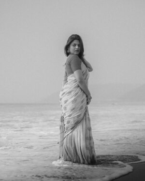 Praneeta Patnaik Instagram - ఉరికిన వాగల్లే..
తొలకరి కవితల్లో.. 
తలపులు తగిలేవే..
చెలి మది మురిసేనే.. 
.
.
Images by @kiran.josyula